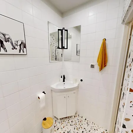 Modern 4 Min Walk From Alexander Nevski Apartament