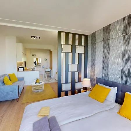 Modern 4 Min Walk From Alexander Nevski Апартаменты *