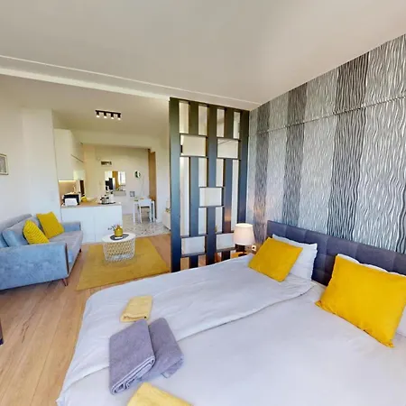 Modern 4 Min Walk From Alexander Nevski Апартаменты София